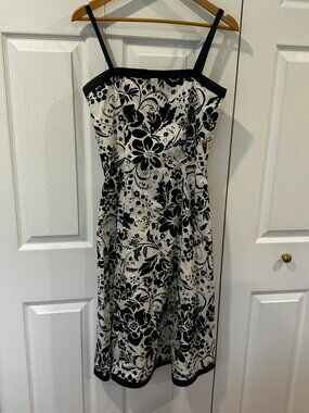 Robbie Bee Black & White Floral Fit & Flare Dress | Size 6
